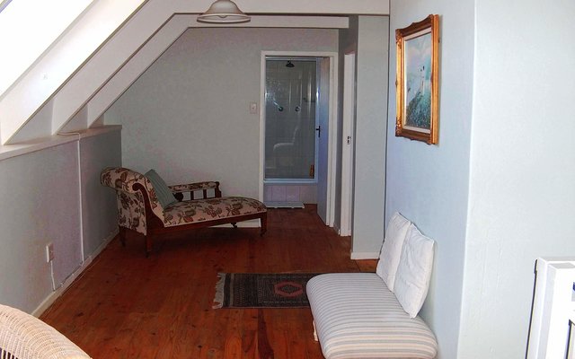 UPSTAIRS HALLWAY MAIN VIEW